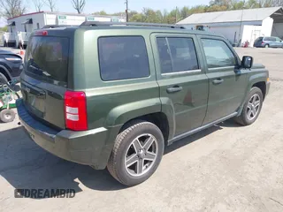 2008 Jeep Patriot Sport with VIN 1J8FF28W98D785130, listed as a IAAI auction lot 42069574 with 180,092 mi miles. Bid and sale history available at carsss.com. Image 4.