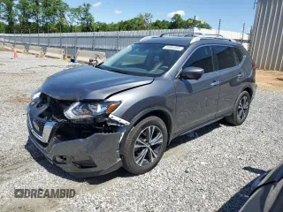 2020 Nissan Rogue SV z VIN 5N1AT2MT2LC798205, wystawiony jako Copart lot #55954335 z przebiegiem 56 571 mil mil oraz Szkoda całkowita • Salvage title. Historia ofert i sprzedaży dostępna na DreamBid. Obrazek 1.