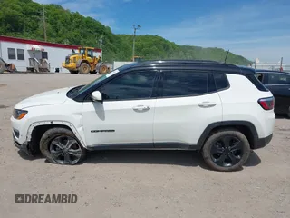 2019 Jeep Compass Latitude z VIN 3C4NJDBB1KT629829, wystawiony jako IAAI lot #42244638 z przebiegiem 111 566 mil mil oraz . Historia ofert i sprzedaży dostępna na DreamBid. Obrazek 14.