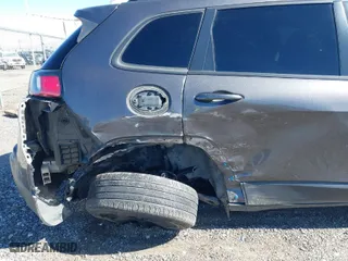 2019 Jeep Cherokee Latitude Plus with VIN 1C4PJLLB2KD438654, listed as a IAAI auction lot 41642098 with 69,678 mi miles. Bid and sale history available at carsss.com. Image 6.