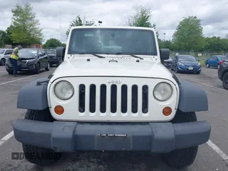 2008 Jeep Wrangler Unlimited X z VIN 1J4GA39188L584256, wystawiony jako IAAI lot #42349536 z przebiegiem 126 778 mil mil oraz . Historia ofert i sprzedaży dostępna na DreamBid. Obrazek 12.