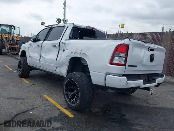 2021 Ram 1500 Big Horn z VIN 1C6RREFT2MN647379, wystawiony jako IAAI lot #42094375 z przebiegiem 57 121 mil mil oraz . Historia ofert i sprzedaży dostępna na DreamBid. Obrazek 3.