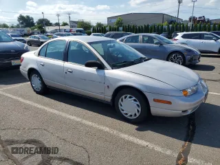 2000 Saturn SL z VIN 1G8ZK5279YZ252761, wystawiony jako Copart lot #63204475 z przebiegiem 80 646 mil mil oraz Czysty tytuł • Clean title. Historia ofert i sprzedaży dostępna na DreamBid. Obrazek 4.