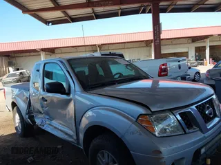 2015 Nissan Frontier SV z VIN 1N6AD0CW8FN737531, wystawiony jako IAAI lot #40278710 z przebiegiem 136 517 mil mil oraz . Historia ofert i sprzedaży dostępna na DreamBid. Obrazek 13.