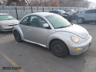 2000 Volkswagen New Beetle GLS with VIN 3VWCC21C7YM499426, listed as a IAAI auction lot 41085081 with 147,229 mi miles. Bid and sale history available at carsss.com. Image 1.