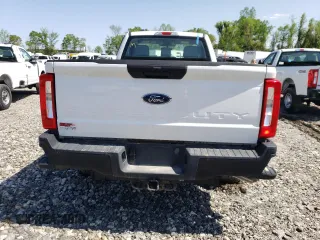 2023 Ford F-250 XL z VIN 1FTBF2BA0PED83301, wystawiony jako Copart lot #52189995 z przebiegiem Nie podano mil oraz Szkody całkowita. Historia ofert i sprzedaży dostępna na DreamBid. Obrazek 6.