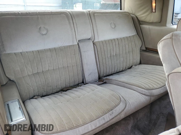 1985 Cadillac Eldorado z VIN 1G6EL578XFE673656, wystawiony jako Copart lot #86803334 z przebiegiem 94 396 mil mil oraz Tytuł czysty. Historia ofert i sprzedaży dostępna na DreamBid. Obrazek 10.