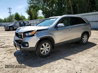 2013 Kia Sorento LX z VIN 5XYKT3A61DG372659, wystawiony jako Copart lot #57787855 z przebiegiem 61 489 mil mil oraz Szkoda całkowita • Salvage title. Historia ofert i sprzedaży dostępna na DreamBid. Obrazek 1.