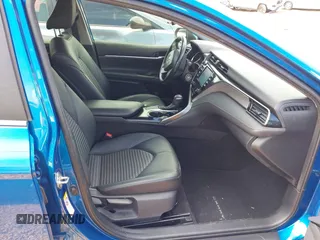 2019 Toyota Camry LE z VIN 4T1B11HK8KU161060, wystawiony jako IAAI lot #42255778 z przebiegiem 104 827 mil mil oraz . Historia ofert i sprzedaży dostępna na DreamBid. Obrazek 5.