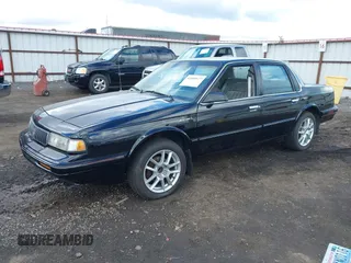 1994 Oldsmobile Cutlass Ciera S z VIN 1G3AG55MXR6379463, wystawiony jako IAAI lot #42000577 z przebiegiem 152 237 mil mil oraz . Historia ofert i sprzedaży dostępna na DreamBid. Obrazek 2.