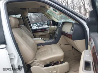 2006 Lincoln Navigator Luxury with VIN 5LMFU285X6LJ21094, listed as a IAAI auction lot 41806373 with 307,588 mi miles. Bid and sale history available at carsss.com. Image 5.