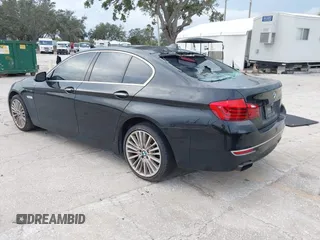 2015 BMW 5 Series 550i z VIN WBAKN9C57FD961425, wystawiony jako IAAI lot #41319817 z przebiegiem 100 233 mil mil oraz . Historia ofert i sprzedaży dostępna na DreamBid. Obrazek 3.