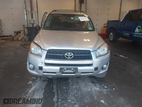 2010 Toyota RAV4 Sport z VIN 2T3RF4DV6AW080727, wystawiony jako IAAI lot #42526299 z przebiegiem Nie podano mil oraz . Historia ofert i sprzedaży dostępna na DreamBid. Obrazek 12.