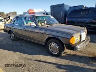 1981 Mercedes-Benz 300 D с VIN WDBAB30A6BB226915, выставлен на аукционе Copart как лот 87743925 с пробегом 241 960 миль миль и Списание • Salvage title. История ставок и продаж доступна на DreamBid. Изображение 4.