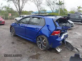 2024 Volkswagen Golf z VIN WVWFB7CD0RW141589, wystawiony jako IAAI lot #41407136 z przebiegiem 3 532 mil mil oraz . Historia ofert i sprzedaży dostępna na DreamBid. Obrazek 3.