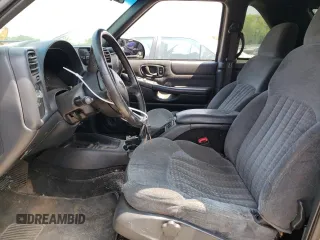 2000 Chevrolet Blazer LS z VIN 1GNCT18W3YK175871, wystawiony jako Copart lot #58230204 z przebiegiem Nie podano mil oraz Nie do naprawy • Non repairable. Historia ofert i sprzedaży dostępna na DreamBid. Obrazek 7.