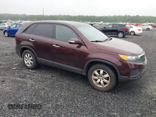2012 Kia Sorento LX z VIN 5XYKT3A16CG267750, wystawiony jako IAAI lot #42502419 z przebiegiem 242 028 mil mil oraz . Historia ofert i sprzedaży dostępna na DreamBid. Obrazek 1.