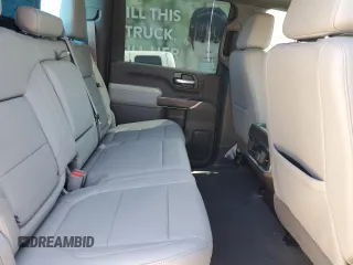 2022 GMC Sierra 3500HD SLT z VIN 1GT49UEY5NF360897, wystawiony jako Copart lot #47723514 z przebiegiem 8272 mil mil oraz Szkody całkowita. Historia ofert i sprzedaży dostępna na DreamBid. Obrazek 6.