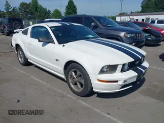 2005 Ford Mustang GT Deluxe z VIN 1ZVFT82H155226414, wystawiony jako IAAI lot #42458005 z przebiegiem 202 773 mil mil oraz . Historia ofert i sprzedaży dostępna na DreamBid. Obrazek 1.