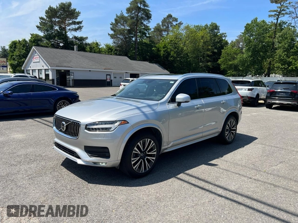 2021 Volvo XC90 Momentum z VIN YV4102CK7M1688329, wystawiony jako Copart lot #61495905 z przebiegiem 97 604 mil mil oraz Czysty tytuł • Clean title. Historia ofert i sprzedaży dostępna na DreamBid. Obrazek 1.