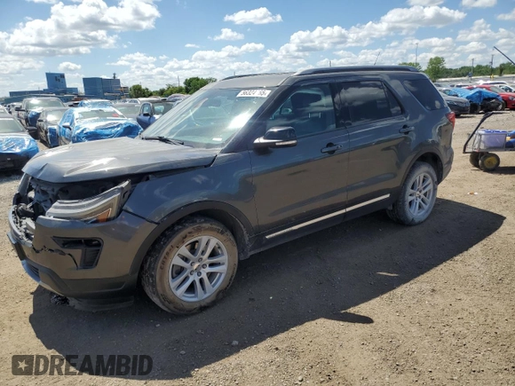 2018 Ford Explorer XLT z VIN 1FM5K8D88JGB08353, wystawiony jako Copart lot #56324765 z przebiegiem 140 716 mil mil oraz Szkoda całkowita • Salvage title. Historia ofert i sprzedaży dostępna na DreamBid. Obrazek 1.
