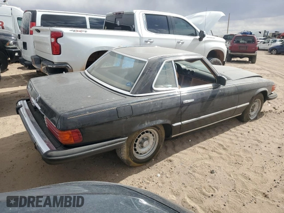 1985 Mercedes-Benz 380 z VIN WDBBA45C6FA018567, wystawiony jako Copart lot #49676645 z przebiegiem 129 320 mil mil oraz Czysty tytuł • Clean title. Historia ofert i sprzedaży dostępna na DreamBid. Obrazek 3.