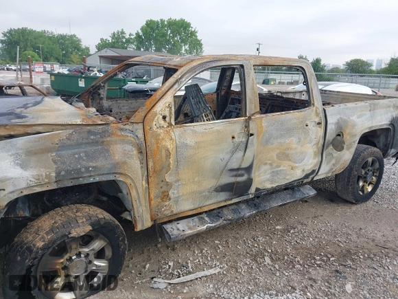 2018 GMC Sierra 2500HD Denali z VIN 1GT12UEY7JF156121, wystawiony jako IAAI lot #42248800 z przebiegiem Nie podano mil oraz . Historia ofert i sprzedaży dostępna na DreamBid. Obrazek 6.