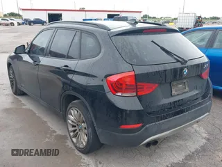 2014 BMW X1 sDrive28i z VIN WBAVM1C52EVW47658, wystawiony jako IAAI lot #42474553 z przebiegiem 137 861 mil mil oraz . Historia ofert i sprzedaży dostępna na DreamBid. Obrazek 3.