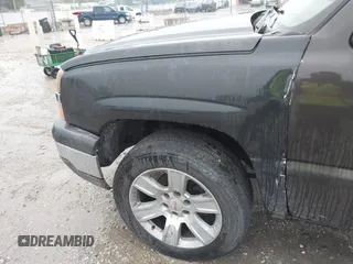 2005 Chevrolet Silverado 1500 Z71 z VIN 1GCEK19B75Z258531, wystawiony jako IAAI lot #42361011 z przebiegiem 167 717 mil mil oraz . Historia ofert i sprzedaży dostępna na DreamBid. Obrazek 6.