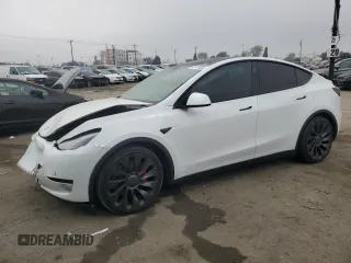 2024 Tesla Model Y Performance z VIN 7SAYGDEF8RF113876, wystawiony jako Copart lot #43179085 z przebiegiem 9 947 mil mil oraz Szkoda całkowita • Salvage title. Historia ofert i sprzedaży dostępna na DreamBid. Obrazek 1.