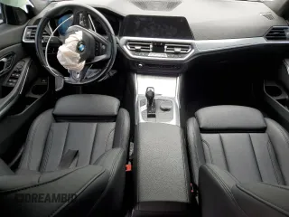 2021 BMW 3 Series 330i xDrive z VIN 3MW5R7J07M8C07710, wystawiony jako Copart lot #53181515 z przebiegiem Nie podano mil oraz Szkoda całkowita • Salvage title. Historia ofert i sprzedaży dostępna na DreamBid. Obrazek 8.