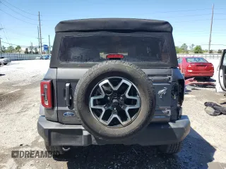 2023 Ford Bronco z VIN 1FMDE5BH4PLA99848, wystawiony jako Copart lot #49833595 z przebiegiem 29 101 mil mil oraz Szkody całkowita. Historia ofert i sprzedaży dostępna na DreamBid. Obrazek 6.