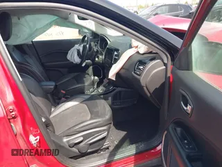 2019 Jeep Compass Altitude z VIN 3C4NJDBB3KT806607, wystawiony jako IAAI lot #41402626 z przebiegiem Nie podano mil oraz . Historia ofert i sprzedaży dostępna na DreamBid. Obrazek 5.