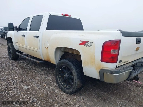 2014 Chevrolet Silverado 2500HD LT with VIN 1GC1KXC83EF101093, listed as a IAAI auction lot 41368673 with 286,280 mi miles. Bid and sale history available at carsss.com. Image 3.