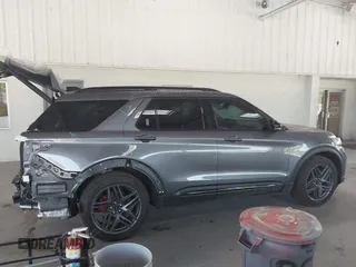 2025 Ford Explorer ST z VIN 1FMWK8GC1SGB17160, wystawiony jako IAAI lot #42226941 z przebiegiem 7 462 mil mil oraz . Historia ofert i sprzedaży dostępna na DreamBid. Obrazek 14.