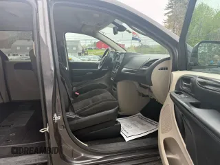 2019 Dodge Grand Caravan SE with VIN 2C4RDGBG2KR718687, listed as a Copart auction lot 55877605 with 199,604 mi miles and Clean Title. Bid and sale history available at DreamBid. Image 5.