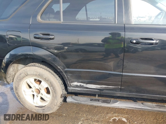 2005 Kia Sorento LX with VIN KNDJD733055359236, listed as a IAAI auction lot 41681533 with 204,755 mi miles. Bid and sale history available at carsss.com. Image 6.