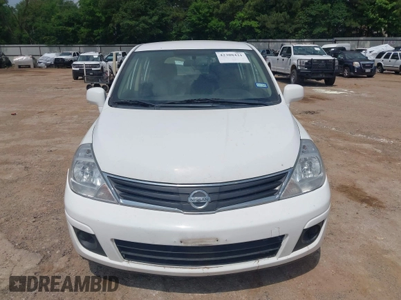 2011 Nissan Versa S z VIN 3N1BC1CPXBL442520, wystawiony jako IAAI lot #42308421 z przebiegiem 143 556 mil mil oraz . Historia ofert i sprzedaży dostępna na DreamBid. Obrazek 6.