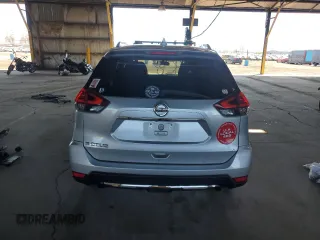 2017 Nissan Rogue SV z VIN JN8AT2MT3HW143002, wystawiony jako Copart lot #53557855 z przebiegiem 120 193 mil mil oraz Szkody całkowita. Historia ofert i sprzedaży dostępna na DreamBid. Obrazek 6.