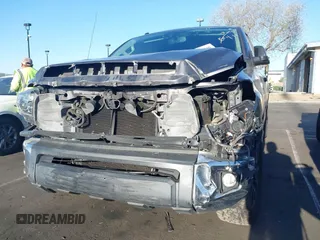 2017 Toyota Tundra SR5 z VIN 5TFRY5F12HX219154, wystawiony jako IAAI lot #42014740 z przebiegiem 137 813 mil mil oraz . Historia ofert i sprzedaży dostępna na DreamBid. Obrazek 6.