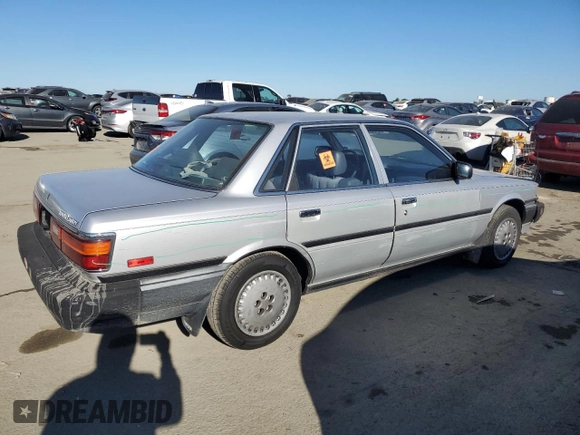 1988 Toyota Camry z VIN JT2SV24E5J3276324, wystawiony jako Copart lot #88117355 z przebiegiem 89 928 mil mil oraz Szkoda całkowita • Salvage title. Historia ofert i sprzedaży dostępna na DreamBid. Obrazek 3.