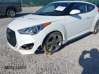2013 Hyundai Veloster Turbo z VIN KMHTC6AE4DU117883, wystawiony jako IAAI lot #41805601 z przebiegiem Nie podano mil oraz . Historia ofert i sprzedaży dostępna na DreamBid. Obrazek 6.