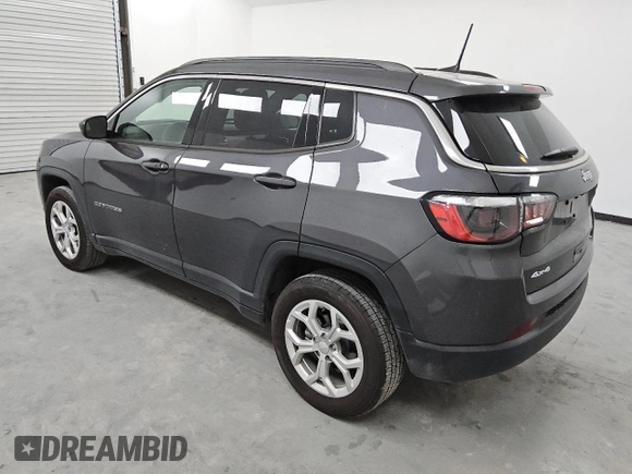 2024 Jeep Compass Latitude z VIN 3C4NJDBN5RT173984, wystawiony jako Copart lot #54627585 z przebiegiem 19 427 mil mil oraz Czysty tytuł • Clean title. Historia ofert i sprzedaży dostępna na DreamBid. Obrazek 2.