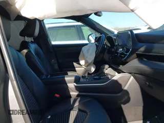 2024 Toyota Highlander LE z VIN 5TDKDRBH3RS531823, wystawiony jako IAAI lot #41769437 z przebiegiem 27 754 mil mil oraz . Historia ofert i sprzedaży dostępna na DreamBid. Obrazek 5.