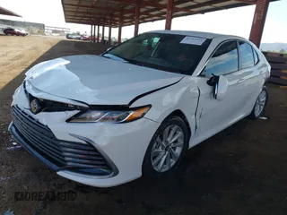 2024 Toyota Camry LE z VIN 4T1C11AK4RU864390, wystawiony jako IAAI lot #42212311 z przebiegiem 17 107 mil mil oraz . Historia ofert i sprzedaży dostępna na DreamBid. Obrazek 2.