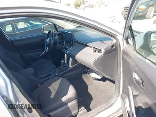 2022 Toyota Corolla Cross LE z VIN 7MUCAABG1NV021010, wystawiony jako IAAI lot #42082415 z przebiegiem 30 395 mil mil oraz . Historia ofert i sprzedaży dostępna na DreamBid. Obrazek 5.