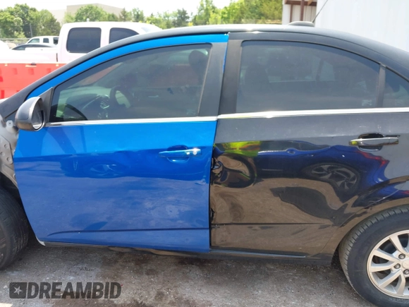 2018 Chevrolet Sonic LT z VIN 1G1JD5SH7J4119014, wystawiony jako IAAI lot #42320707 z przebiegiem 88 296 mil mil oraz . Historia ofert i sprzedaży dostępna na DreamBid. Obrazek 13.