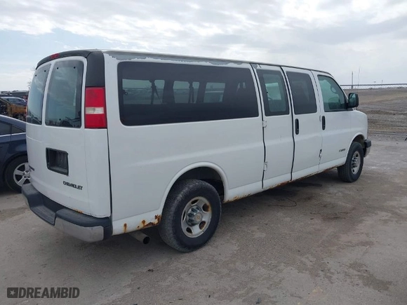 2005 Chevrolet Express Passenger with VIN 1GAHG39U051110188, listed as a IAAI auction lot 41793268 with 245,267 mi miles. Bid and sale history available at carsss.com. Image 4.