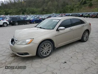 2013 Chrysler 200 Limited z VIN 1C3CCBCG9DN577373, wystawiony jako Copart lot #52394495 z przebiegiem 222 947 mil mil oraz Szkoda całkowita • Salvage title. Historia ofert i sprzedaży dostępna na DreamBid. Obrazek 1.