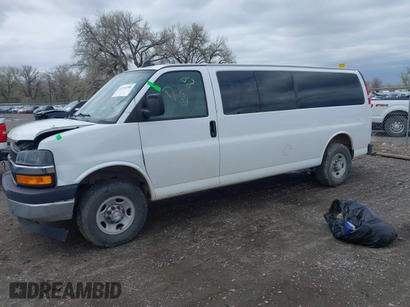 2018 Chevrolet Express Passenger LT z VIN 1GAZGPFG0J1329933, wystawiony jako IAAI lot #42116300 z przebiegiem 114 269 mil mil oraz . Historia ofert i sprzedaży dostępna na DreamBid. Obrazek 2.